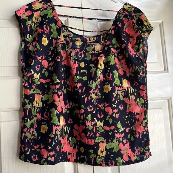 Forever 21 XXI Short Sleeve Cropped Floral Blouse with back cut-out size Small - Picture 4 of 8